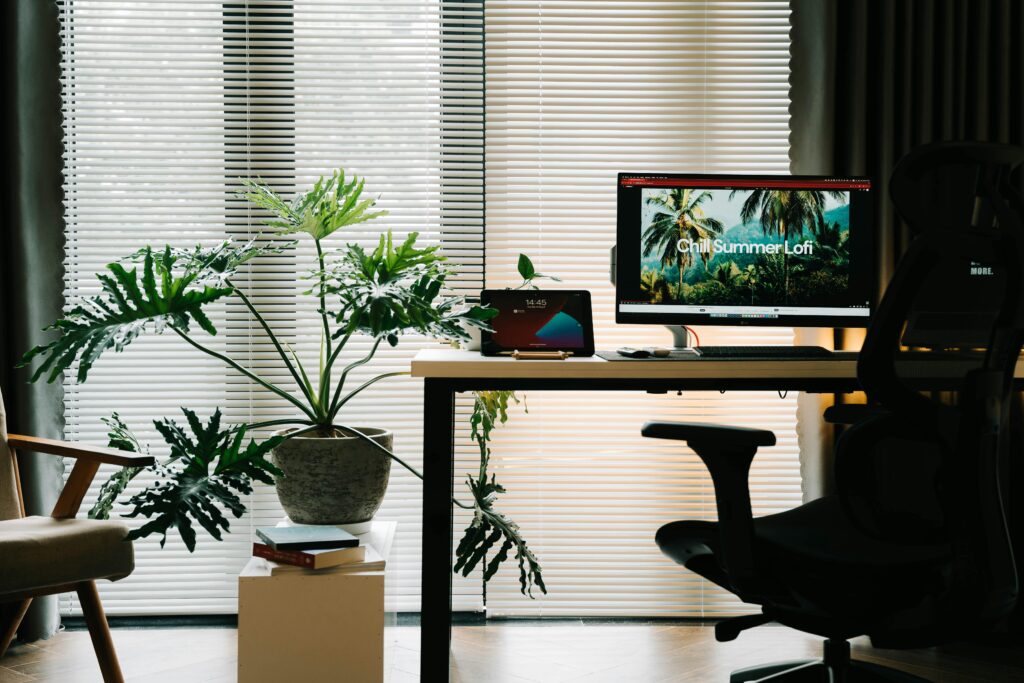 ambiente home office, com planta grande ao fundo