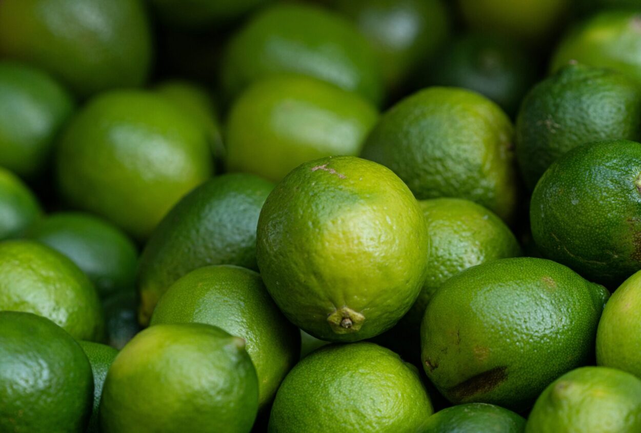 vários limões de casca verde
