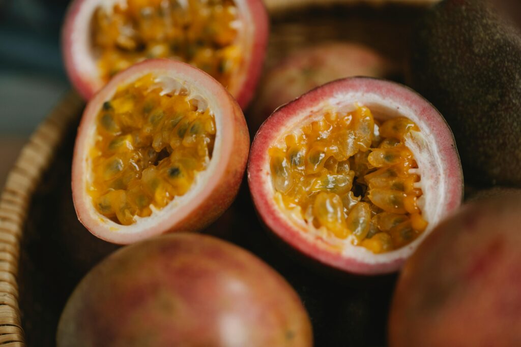 fruta maracujá da caatinga, cortado ao meio.