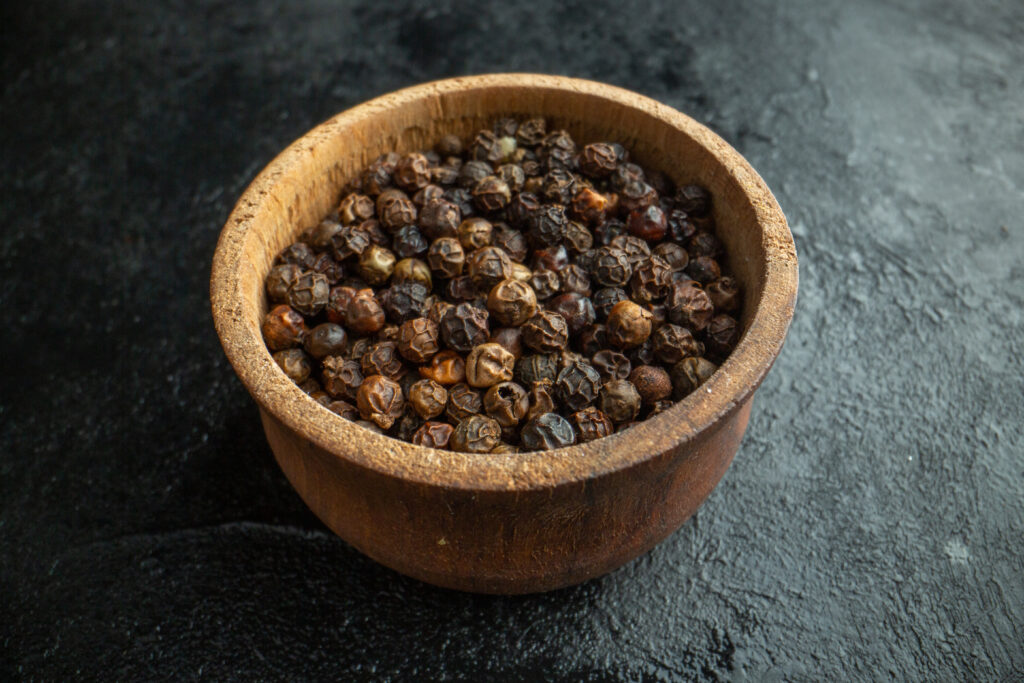 pote de madeira com pimenta preta