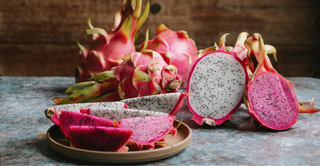 prato com pitaya cortada ao meio e ao lado pitaya fechada